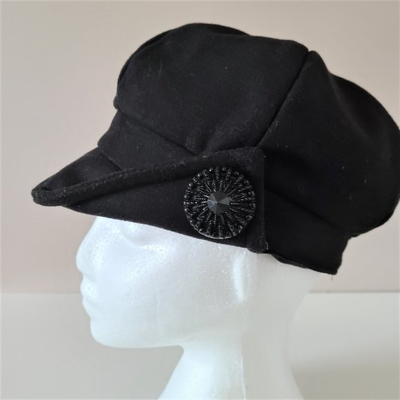 Black hat with detail on the side. - Picture 5 of 9